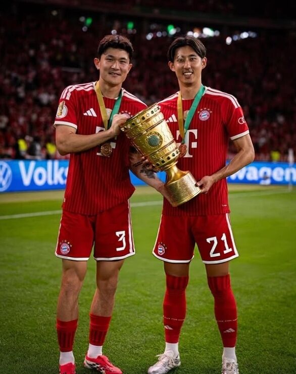 바이에른 뮌헨의 김민재(왼쪽)와 이토가 2025-26시즌 DFB포칼 우승 트로피를 들고 있다./이토 SNS