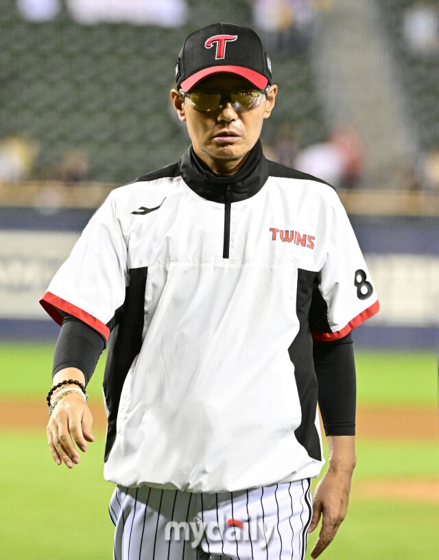 2026년 6월 9일 오후 서울 잠실구장에서 열린 '2026 신한 SOL KBO리그' SSG 랜더스와 LG 트윈스의 경기. LG 염경엽 감독이 8-1로 승리한 뒤 야구장을 빠져나가고 있다./마이데일리