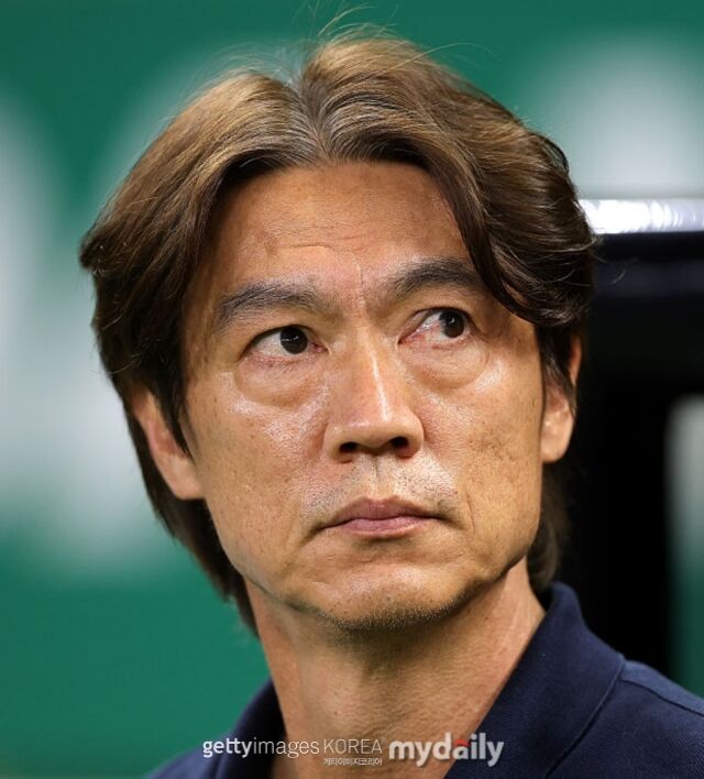 홍명보 감독이 지난 12일(이하 한국시각) 멕시코 할라스코주 과달라하라 인근 사포판의 과달라하라 스타디움에서 펼쳐진 체코와의 ‘2026 북중미 월드컵’ A조 조별리그 1차전을 지켜보고 있다./게티이미지코리아