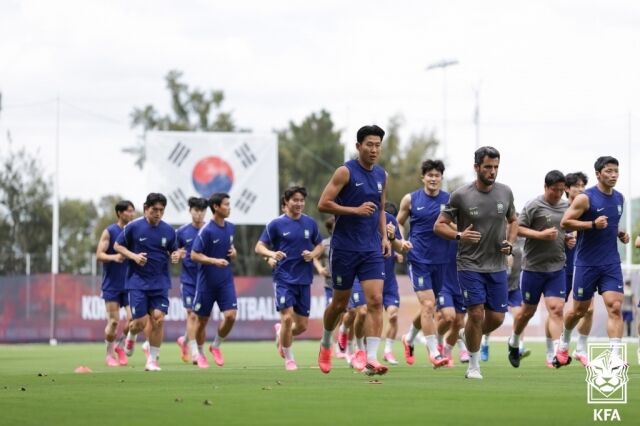 최근 JTBC 유튜브 채널이 공개한 대한민국 축구대표팀 훈련 영상에서 손흥민을 비롯해 런닝을 하는 선수들을 향해 욕설이 담긴 음성이 포함됐다./대한축구협회 제공