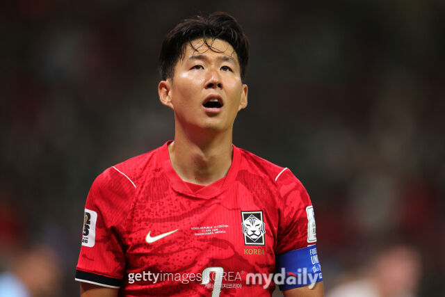 대한민국 축구대표팀이 12일 과달라하라 스타디움에서 열린 체코와의 2026 국제축구연맹(FIFA) 북중미 월드컵 A조 조별리그 1차전에서 2-1로 역전승을 거뒀다. 찬스를 놓친 뒤 아쉬워하고 있는 손흥민./게티이미지코리아