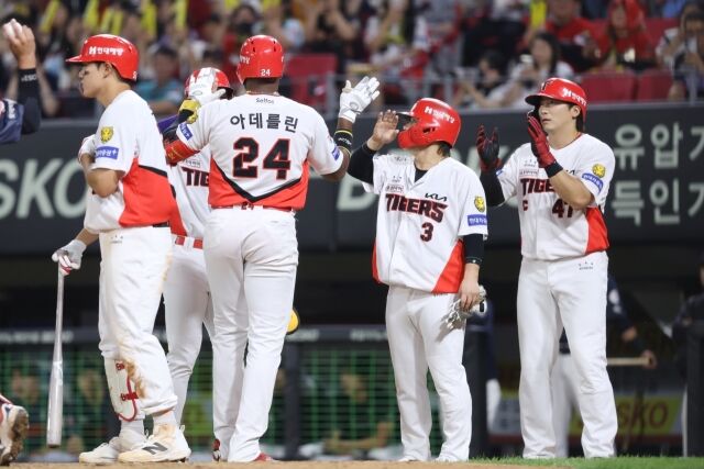 KIA 타이거즈 아데를린 로드리게스가 4일 광주KIA챔피언스필드에서 열린 롯데 자이언츠전서 만루홈런을 치고 동료들과 기뻐하고 있다./KIA 타이거즈 제공