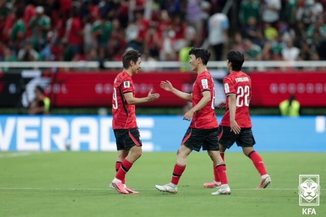 대한민국 축구대표팀이 12일 과달라하라 스타디움에서 열린 2026 국제축구연맹(FIFA) 북중미 월드컵 체코와의 A조 조별리그 1차전에서 2-1로 승리했다. 황인범의 동점골 당시 기뻐하는 대표팀 선수들./대한축구협회