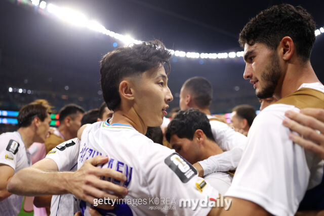 우즈베키스탄이 18일 멕시코시티 스타디움에서 열린 '2026 국제축구연맹(FIFA) 북중미월드컵' K조 조별리그 1차전에서 콜롬비아에 1-3으로 패배했다. 동점골을 넣은 뒤 기뻐하고 있는 우즈베키스탄 선수단./게티이미지코리아