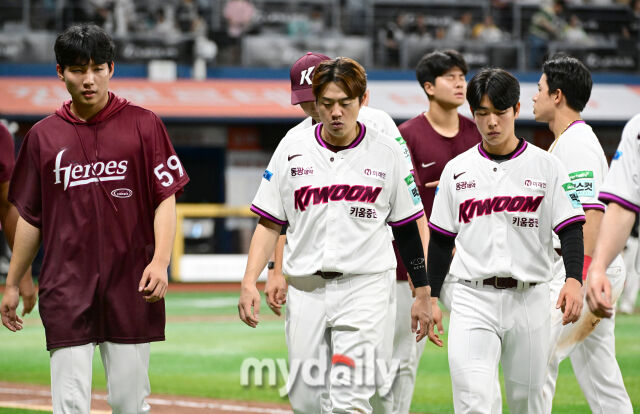 2026년 5월 30일 오후 서울 고척스카이돔에서 열린 '2026 신한 SOL KBO리그' KT 위즈와 키움 히어로즈의 경기. 키움이 7-8로 패한 뒤 아쉬워하고 있다./마이데일리