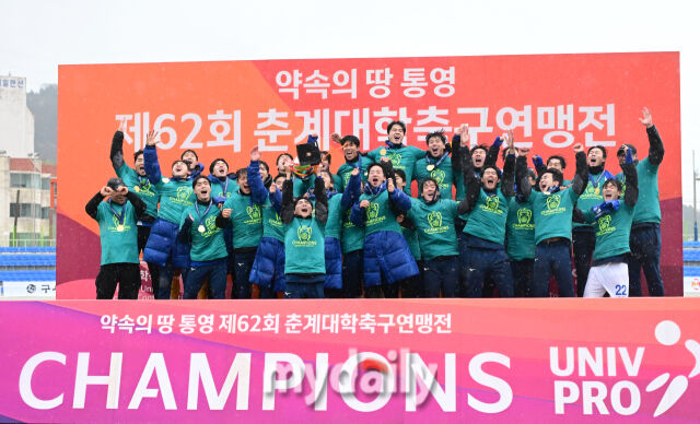 한국대학축구연맹은 2일 한국대학축구연맹 대회의실에서 '고원관광 휴양 레저스포츠도시 태백 제62회 추계대학축구연맹전' 대진 추첨을 진행했다. 지난 춘계연맹전 우승을 차지한 연세대학교./마이데일리 DB
