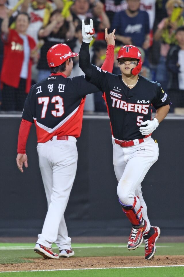 KIA 타이거즈 김도영이 9일 대전한화생명볼파크에서 열린 한화 이글스전서 홈런을 치고 있다./KIA 타이거즈 제공