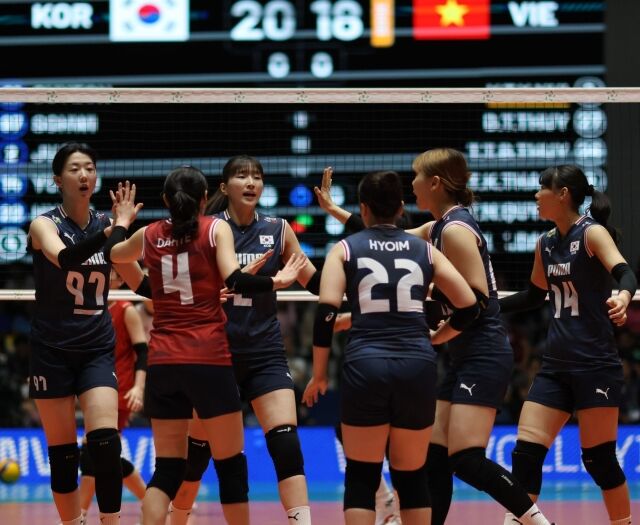 한국여자배구대표팀 선수들이 지난 13일 열린 2026 AVC 여자부 컵대회 베트남과 준결승 도중 공격 득점을 올린 뒤 환호하고 있다./아시아배구연맹(AVC) 제공