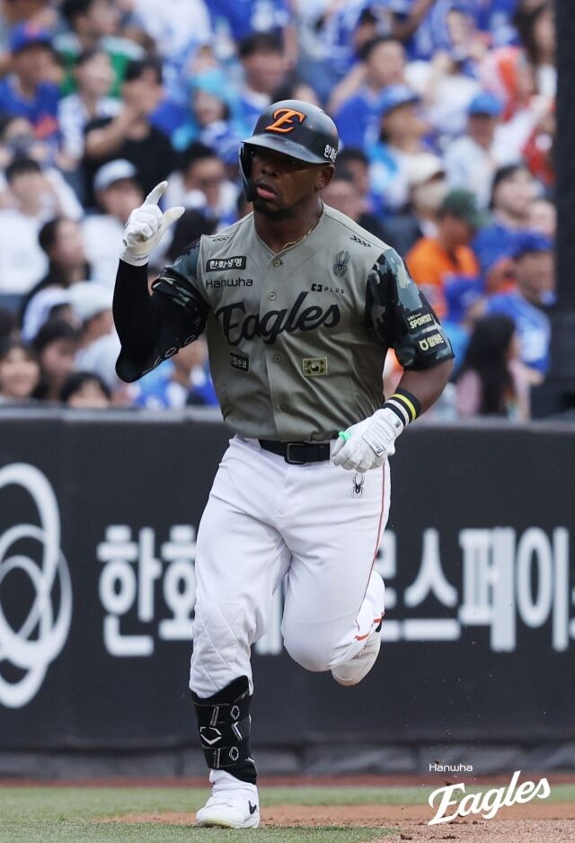 요나단 페라자가 20일 대전 삼성 라이온즈전 솔로 홈런을 치고 세리머니를 하고 있다./한화 이글스 제공