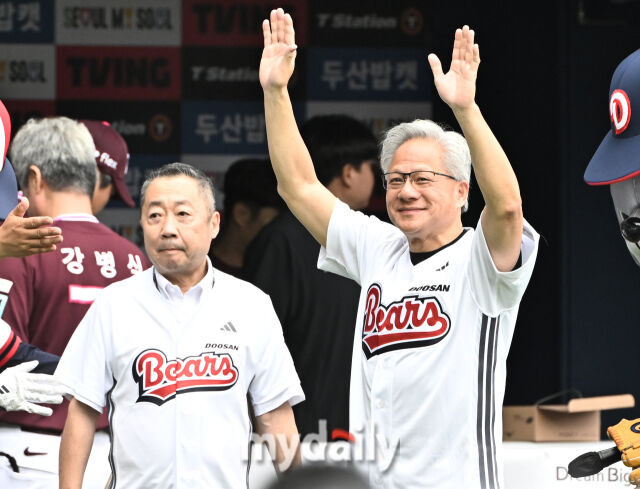 [MD포토] 젠슨황, '한국 야구팬들에 인사를'