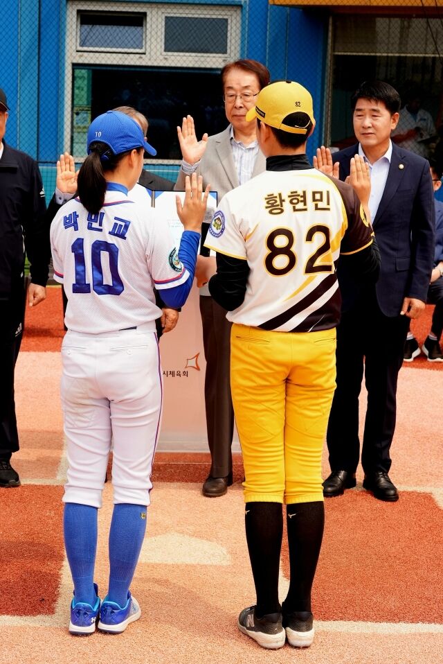21일 대한유소년야구연맹에 따르면 경기HBC유소년야구단 출신 박민교(왼쪽)가 여자야구 국가대표팀에 발탁됐다./대한유소년야구연맹 제공