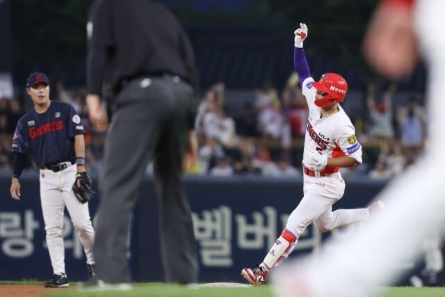 KIA 타이거즈 김도영이 4일 광주 KIA챔피언스필드에서 열린 롯데 자이언츠와의 홈 경기서 홈런을 확인하고 있다./KIA 타이거즈 제공
