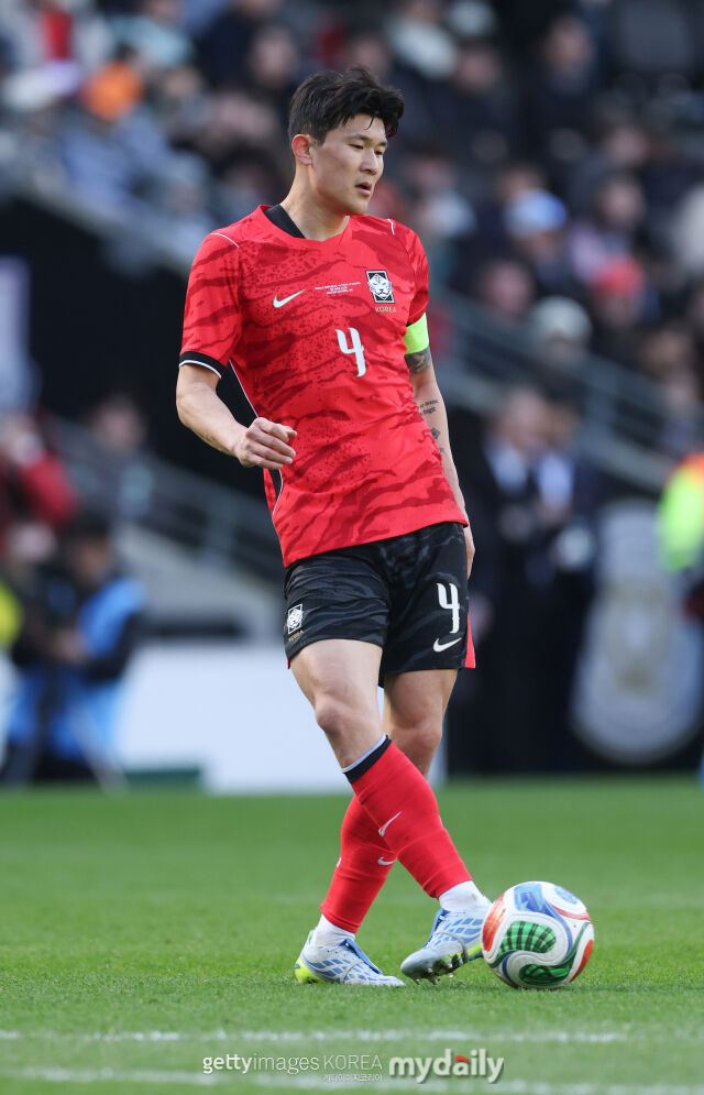 축구대표팀 수비수 김민재가 2026년 3월 열린 코트디부아르와의 평가전에서 패스를 하고 있다./게티이미지코리아