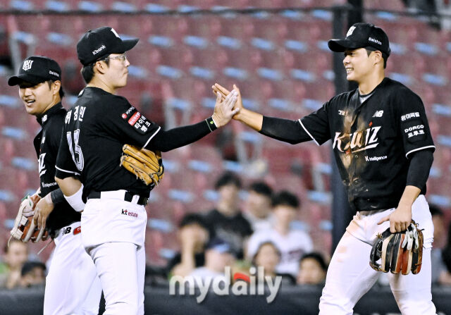 16일 오후 서울 잠실야구장에서 진행된 '2026 프로야구 KBO리그' 두산베어스와 KT위즈의 경기. KT 권동진이 6회말 2사 3루서 조수행의 타구를 잡아낸 뒤 환호하고 있다./잠실=송일섭 기자