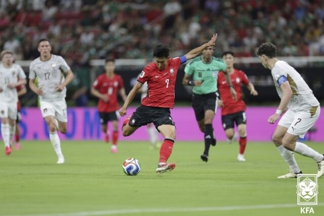 대한민국 축구대표팀이 12일 과달라하라 스타디움에서 열린 2026 국제축구연맹(FIFA) 북중미 월드컵 체코와의 A조 조별리그 1차전에서 2-1로 승리했다. 슈팅을 시도하고 있는 손흥민(7번)./대한축구협회