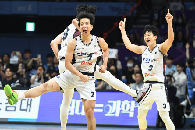 허훈(왼쪽)과 허웅이 챔프전 5차전 승리 후 환호하고 있다./KBL 제공