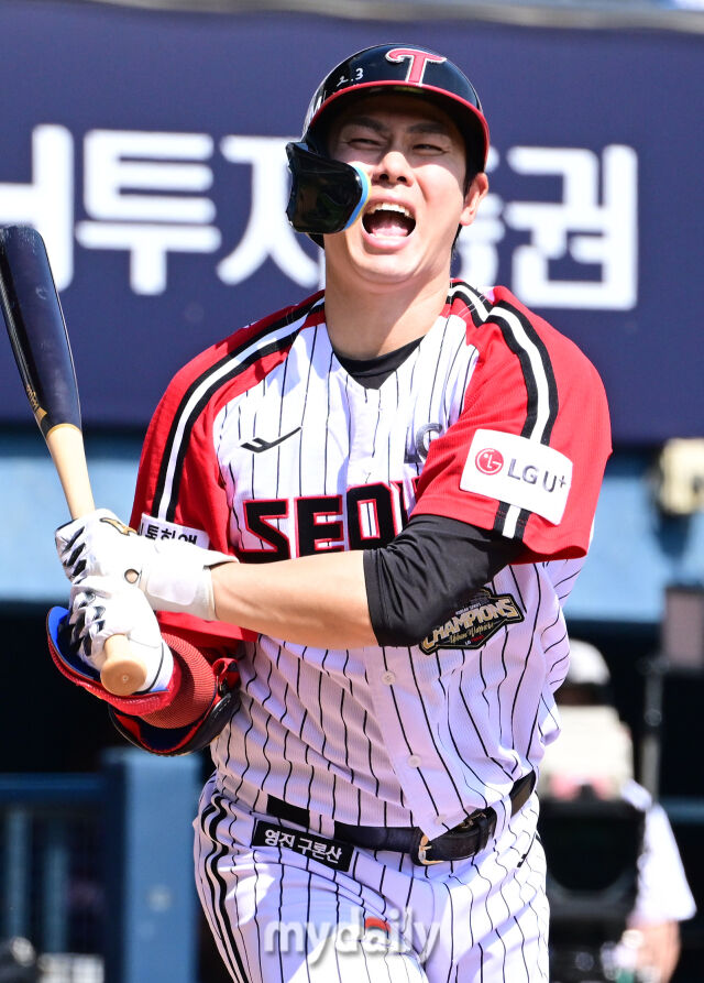 24일 오후 서울 잠실야구장에서 진행된 '2026 신한 SOL BANK KBO리그' 키움 - LG의 경기. LG 홍창기가 3회말 2사 1루에서 박준현에게 삼진을 당한 뒤 아쉬워 하고 있다./마이데일리