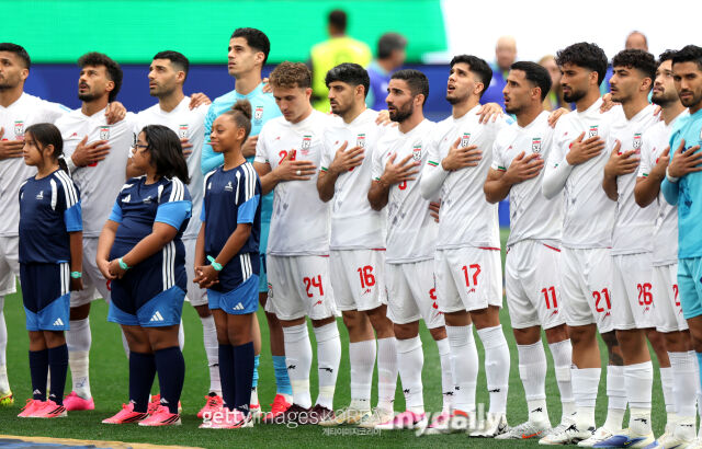 이란이 22일 로스앤젤레스 스타디움에서 열린 '2026 국제축구연맹(FIFA) 북중미 월드컵' G조 조별리그 2차전에서 벨기에와 0-0으로 비겼다. 경기 전 국가를 제창하고 있는 이란 선수단./게티이미지코리아
