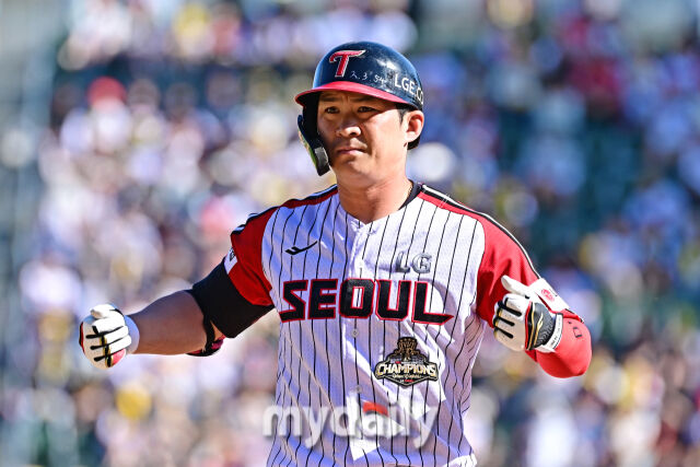 31일 서울 잠실야구장에서 열린 '2026 신한 SOL BANK KBO리그' KIA 타이거즈와 LG 트윈스 경기. LG 오지환이 7회말 선두타자로 나와 안타를 치고 있다../마이데일리