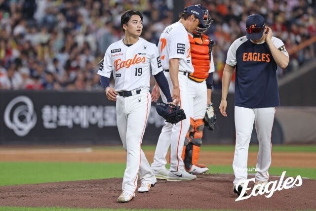 한화 이글스 왕옌청이 9일 대전 한화생명볼파크에서 열린 KIA 타이거즈와의 홈 경기서 투구 후 마운드에서 내려가고 있다./한화 이글스 제공