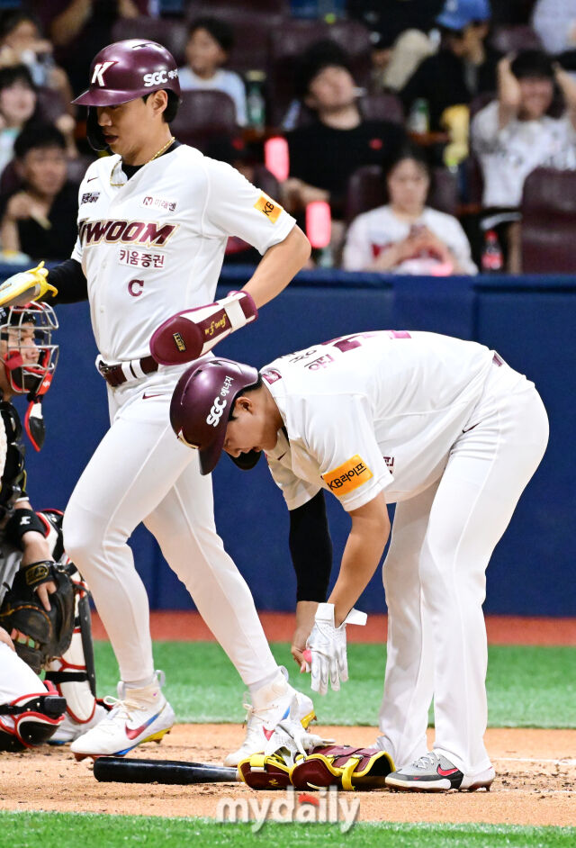2024년 7월 18일 오후 서울 고척스카이돔에서 진행된 ‘2024 신한 SOL Bank KBO리그’ KT-키움의 경기. 키움 원성준이 1회말 무사 만루에서 고영표를 상대로 볼넷을 얻어 출루하고 있다./마이데일리