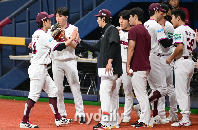 2026년 5월 30일 오후 서울 고척스카이돔에서 열린 '2026 신한 SOL KBO리그' KT 위즈와 키움 히어로즈의 경기. 키움 서건창이 데뷔 첫 좌익수로 선발 출전해 1회초 수비를 마친 뒤 동료들의 격려를 받고 있다./마이데일리
