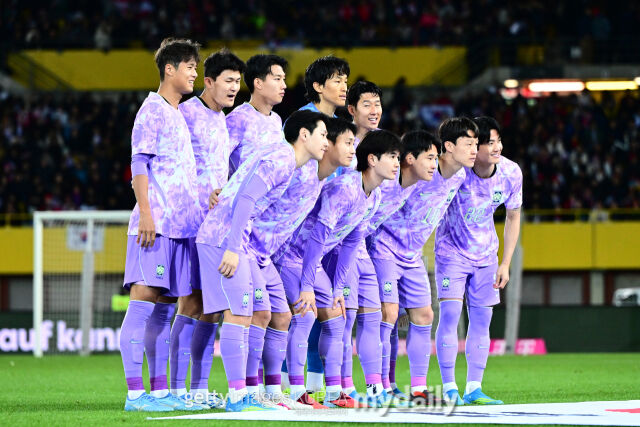 축구대표팀이 2026년 3월 오스트리아 빈에서 열린 오스트리아와의 평가전에 앞서 기념 촬영을 하고 있다./게티이미지코리아