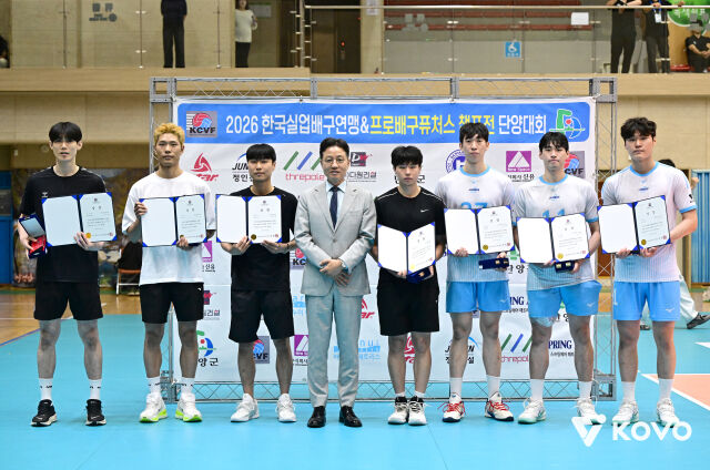 (왼쪽부터)이현승, 최익제, 하덕호, 박태훈 한국실업배구연맹 회장, 박규환, 김영태, 김선호, 이준호./KOVO 제공