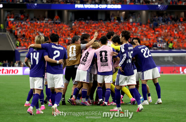 15일 오전 5시(이하 한국시각) 미국 텍사스주 알링턴 댈러스 스타디움에서 열린 일본과 네덜란드의 2026 국제축구연맹(FIFA) 북중미 월드컵 F조 조별리그 1차전. 동점골이 터진 후 기뻐하는 일본 선수단./게티이미지코리아