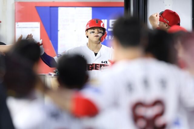 KIA 타이거즈 김도영이 4일 광주 KIA챔피언스필드에서 열린 롯데 자이언츠와의 홈 경기서 홈런을 치고 덕아웃에서 세리머니를 하고 있다./KIA 타이거즈 제공