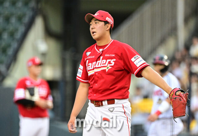 2026년 6월 9일 오후 서울 잠실구장에서 열린 '2026 신한 SOL KBO리그' SSG 랜더스와 LG 트윈스의 경기. SSG 선발투수 김민준이 2회말 5실점 한 뒤 당황하고 있다./잠실 = 유진형 기자
