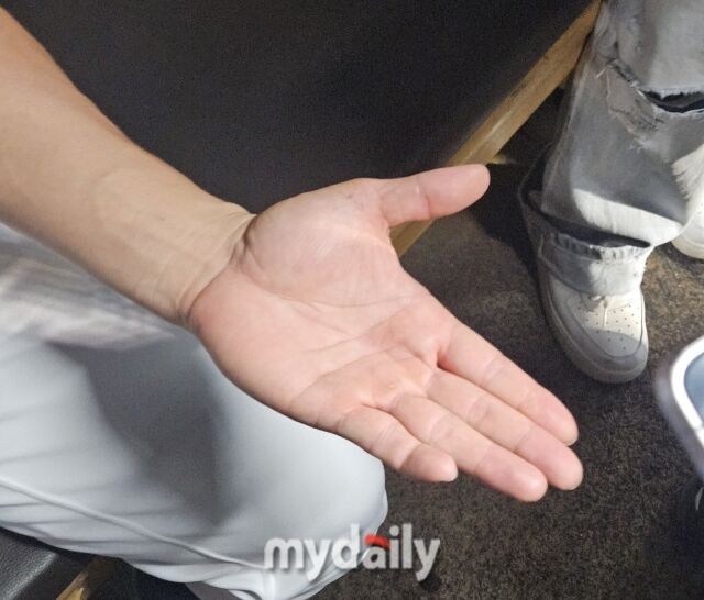 정수빈의 새끼손가락이 구부러져 있다./잠실=심혜진 기자