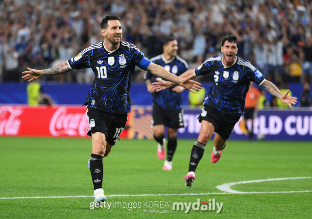 리오넬 메시가 28일 오전 11시(한국시각) 미국 텍사스주 알링턴의 댈러스 스타디움에서 열린 2026 국제축구연맹(FIFA) 북중미 월드컵 조별리그 J조 3라운드 요르단과의 맞대결에서 득점한 뒤 세리머니하고 있다. /게티이미지코리아