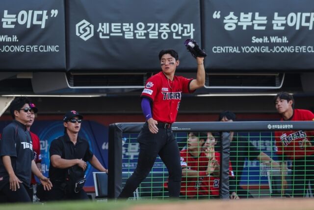 KIA 타이거즈 김도영이 6일 광주 KIA챔피언스필드에서 열린 삼성 라이온즈와의 홈 경기서 호수비를 선보이고 있다./KIA 타이거즈 제공