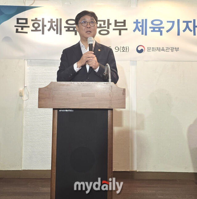 최휘영 문체부 장관이 9일 한국체육기자연맹 간담회에서 질문에 답하고 있다. /광화문=심재희 기자