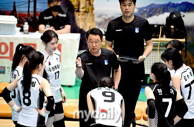 [MD포토] 강민식 감독 '우승을 향한 작전 지시'