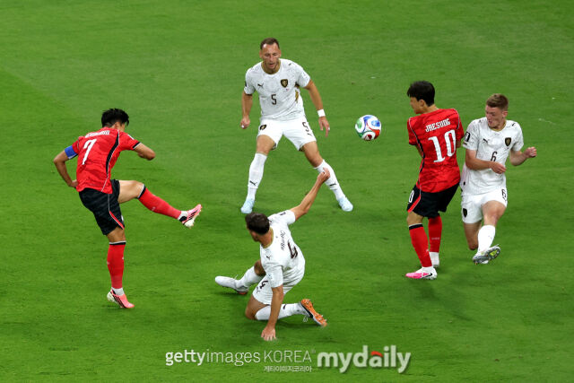 손흥민(왼쪽)이 12일 오전 11시(한국시각) 멕시코 사포판의 과달라하라 스타디움에서 열린 2026 국제축구연맹(FIFA) 북중미 월드컵 조별리그 A조 1라운드 체코와의 맞대결에서 슈팅하고 있다. /게티이미지코리아