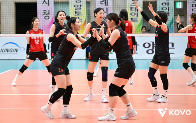 정관장이 11일 단양문화체육센터에서 열린 2026 한국실업배구연맹&프로배구 퓨처스 챔프전 단양대회 조별리그 B조 양산시청전에서 득점 이후 환호하고 있다./KOVO 제공