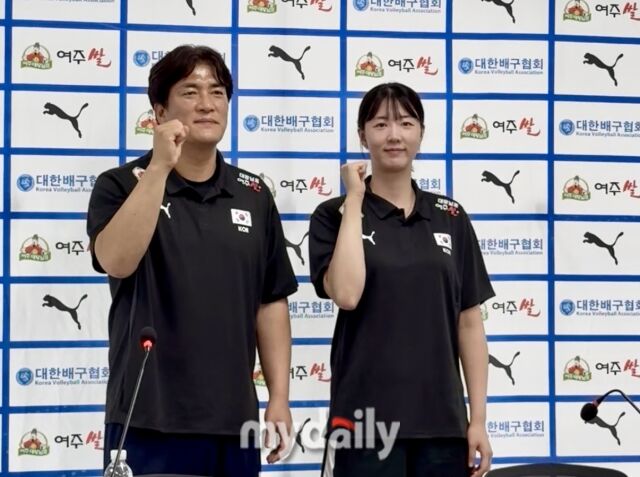 한국 여자배구 대표팀의 차상현 감독(왼쪽)과 주장 강소휘가 20일 서울 올림픽회관에서 열린 국가대표 기자회견에 참석해 포즈를 취하고 있다./방이동=심혜진 기자