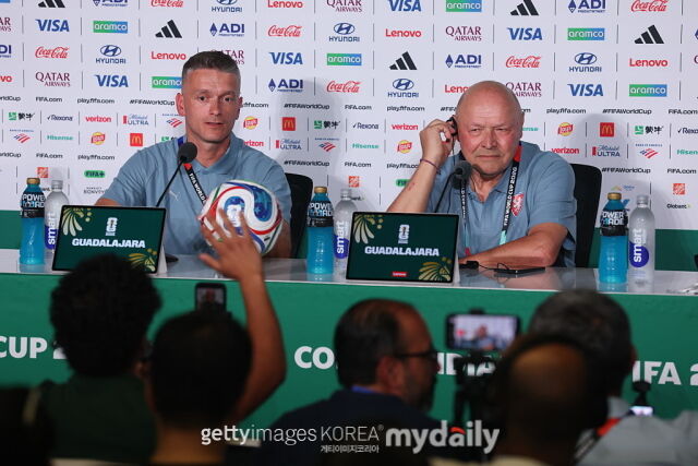 미로슬라프 코우베크 체코 축구대표팀 감독(오른쪽)이 11일 오전 6시 30분(이하 한국시각) 멕시코 할리스코주 과달라하라 스타디움에서 진행된 ‘2026 국제축구연맹 북중미 월드컵’ 대한민국과의 A조 1차전 공식 기자회견에 참석했다./게티이미지코리아