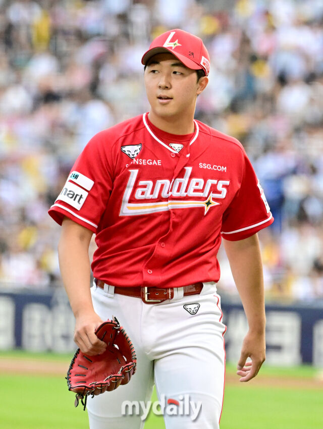 2026년 6월 9일 오후 서울 잠실구장에서 열린 '2026 신한 SOL KBO리그' SSG 랜더스와 LG 트윈스의 경기. SSG 선발투수 김민준이 1회말 투구를 마친 뒤 더그아웃으로 들어가고 있다./잠실 = 유진형 기자