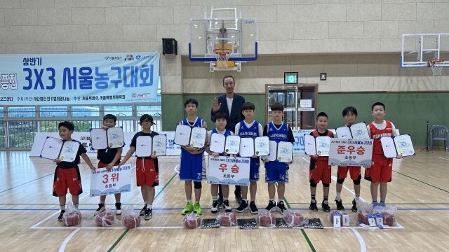 초등부 입상자들이 기념 촬영을 하고 있다. /한기범희망나눔 제공