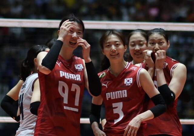 한국여자배구대표팀 주장 강소휘(왼쪽, 97번)가 15일 필리핀에서 열린 2026 AVC 컵대회 대만과 결승전에서 세트 스코어 3-0 승리로 우승을 확정하자 팀 동료들과 함께 기뻐하고 있다./아시아배구연맹(AVC) 제공