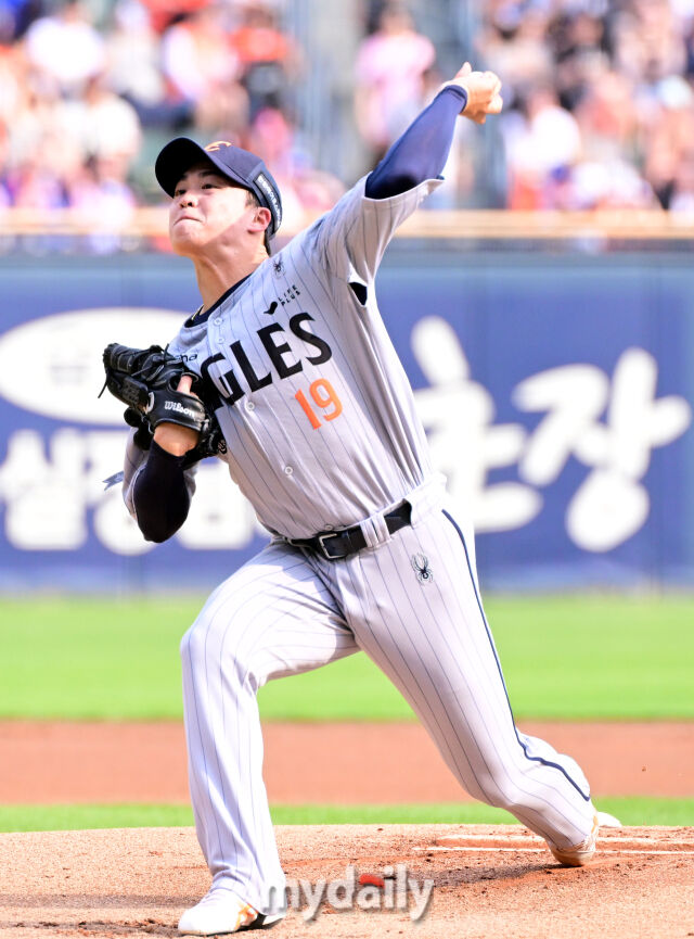 3일 오후 서울 잠실야구장에서 진행된 '2026 신한 SOL KBO 리그' 한화 이글스- 두산 베어스의 경기. 한화 선발 왕옌청이 역투를 펼치고 있다./마이데일리