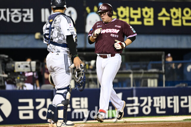 [MD포토] 안치홍 '가볍게 추가 득점'
