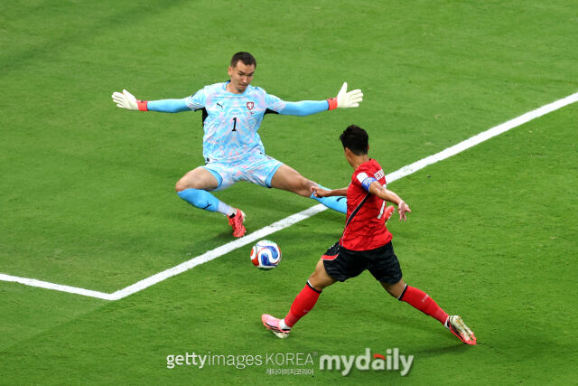 손흥민(왼쪽)이 12일 오전 11시(한국시각) 멕시코 사포판의 과달라하라 스타디움에서 열린 2026 국제축구연맹(FIFA) 북중미 월드컵 조별리그 A조 1라운드 체코와의 맞대결에서 슈팅하고 있다. /게티이미지코리아