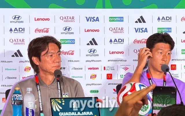 홍명보 대한민국 축구대표팀 감독과 손흥민(오른쪽)_ 11일 오전 5시 30분(이하 한국시각) 멕시코 할리스코주 과달라하라 스타디움에서 진행된 ‘2026 국제축구연맹 북중미 월드컵’ 체코와의 1차전 공식 기자회견에 참석했다./사포판(멕시코)=최병진 기자