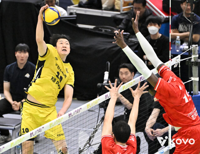 KB손해보험 나경복이 2025-26시즌 V-리그 한국전력과 경기 도중 상대 블로킹 사이로 스파이크를 시도하고 있다./한국배구연맹(KOVO) 제공