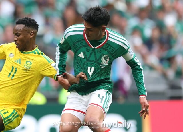 18일 '야후스포츠' 보도에 따르면 멕시코 축구대표팀이 과달라하라 스타디움에서 열리는 한국과의 '2026 국제축구연맹(FIFA) 북중미월드컵' A조 조별리그 2차전에서 퇴장을 당한 세사르 몬테스의 공백을 에드손 알바레스로 메울 예정이다./게티이미지코리아