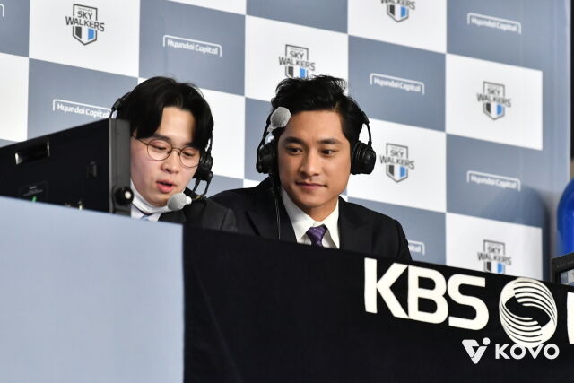 김요한이 배구해설위원으로 활동할 당시인 2020-21시즌 V-리그 현장 중계방송을 위해 이호근 KBS N스포츠 아나운서와 준비하고 있다./한국배구연맹(KOVO) 제공